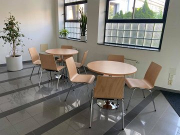 Stoly a židle pro recepci Polymer Institute Brno