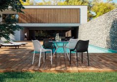 Plastové křeslo BILROS — nosnost 150 kg, černá