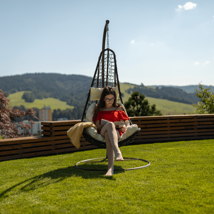 Závěsné křeslo KALEA — hnědá, krémová látka, nosnost 130 kg Kondela