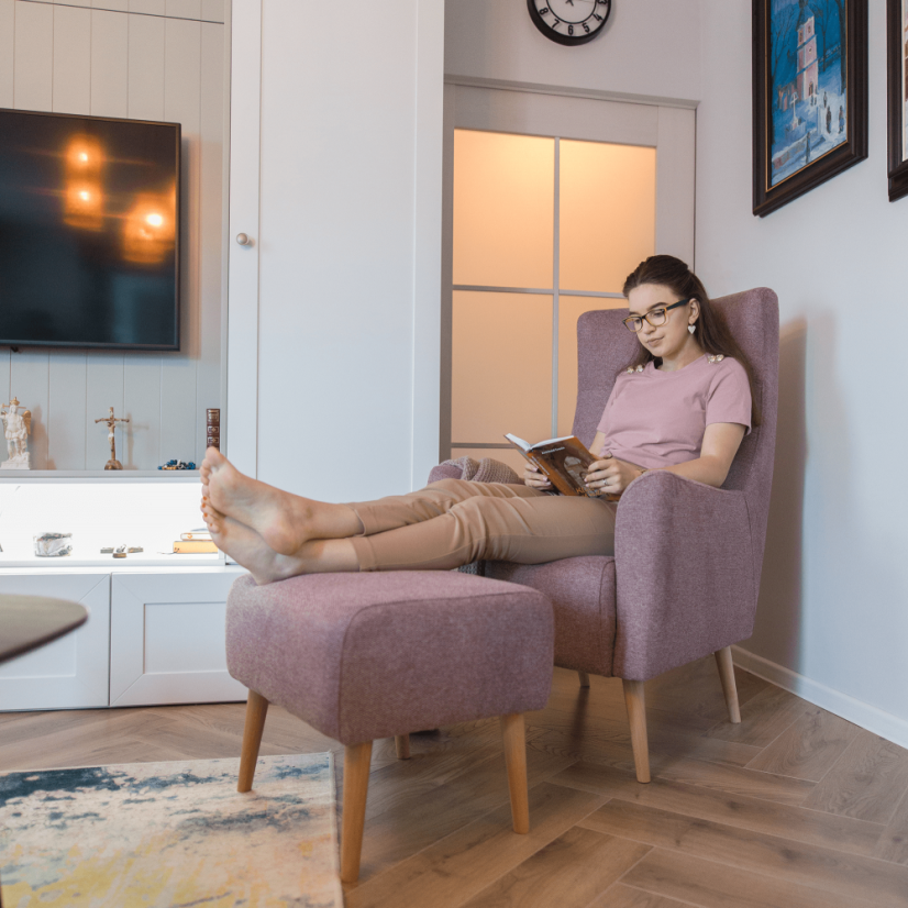 Křeslo ušák SAMY — masiv, látka, více barev