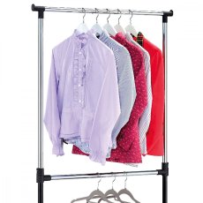 Stojan na šaty dvojramenný s odkladačom, čierna farba, kov/plast, chróm