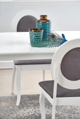 Jedálenská stolička BAROCK – masív, látka, biela/šedá