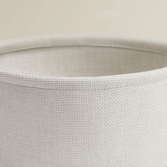 Štýlový odkladací stolík ELIO – 45 × 45 × 50 cm s textilným košom v kašmírovej béžovej