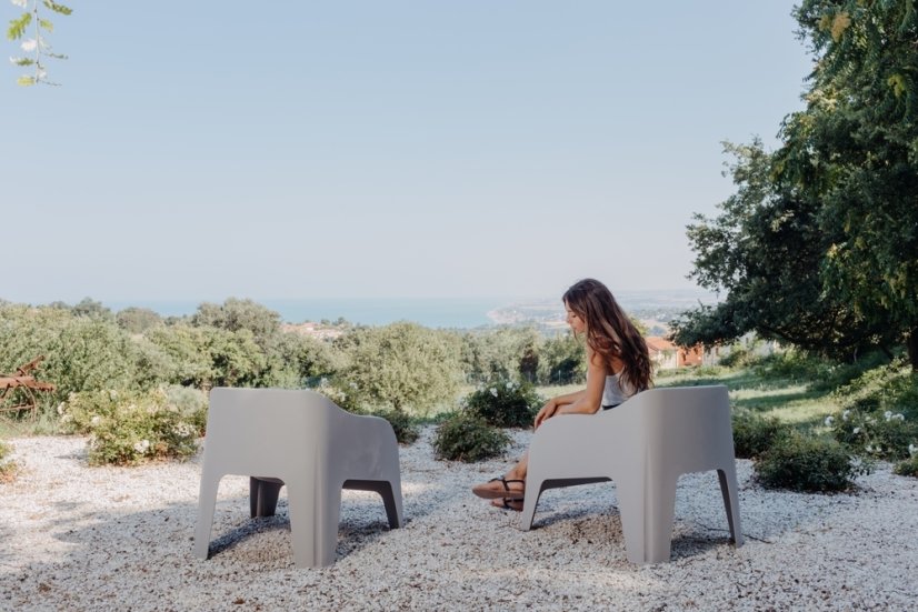 PETRA ARMCHAIR plastové křeslo - šedá