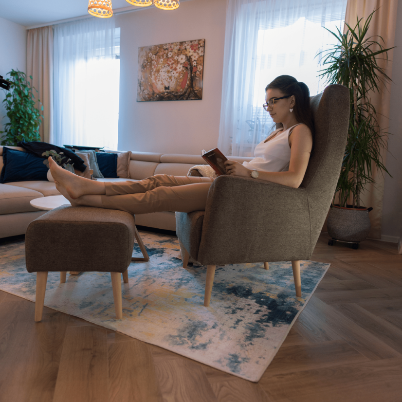 Křeslo ušák SAMY — masiv, látka, více barev