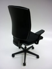 Ergonomická kancelářská židle na kolečkách RIM ANATOM AT 986 B – s područkami, černá