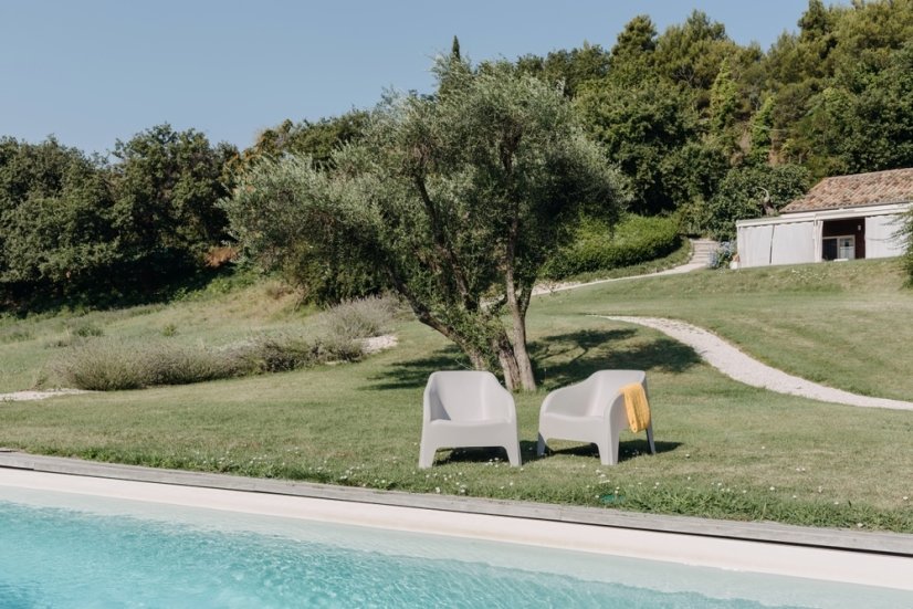 PETRA ARMCHAIR plastové křeslo - šedá