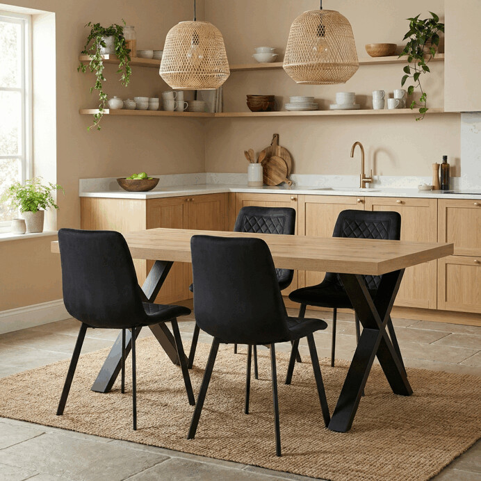 Elegantná jedálenská stolička NOX – čierny zamat, čierny kov Autronic